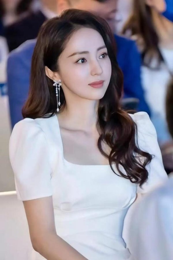 富邦配资 大家别心疼董璇了！一场综艺大赚，节目里的金店是她自己代言的